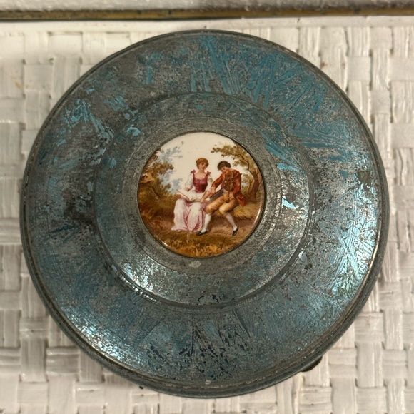 ANTIQUE VASELINE URANIUM GLASS powder puff bowl inside a tin lidded container - Picture 6 of 16